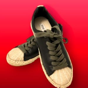 STEVE MADDEN SNEAKERS. Size.  6.5